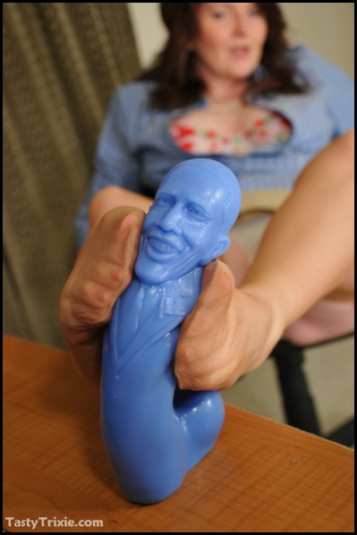 07 Blue State Trixie & her Obama Dildo